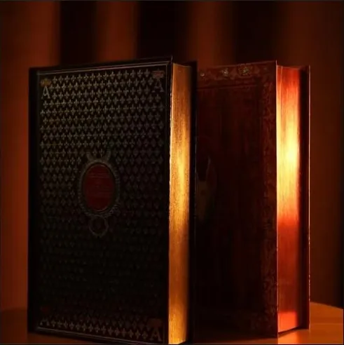 Deux éditions reliées cuir, tranches dorées et rouges, côte à côte