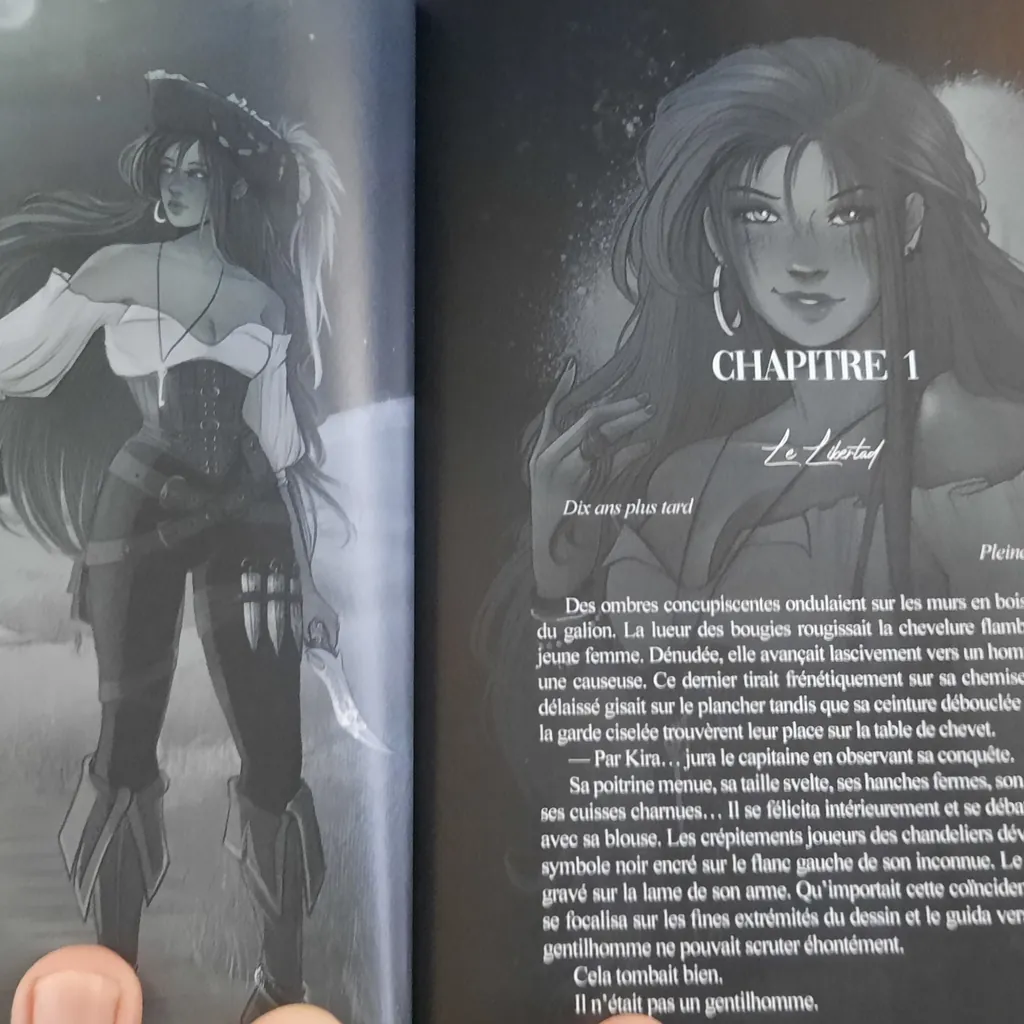 Ouverture de chapitre avec une illustration en niveaux de gris face à un texte blanc sur page noire